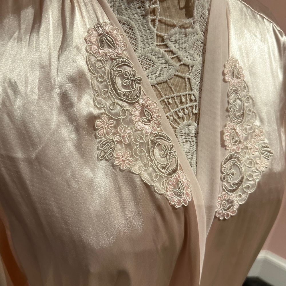 Linnea Donatello new with tags robe - Picture 3 of 5